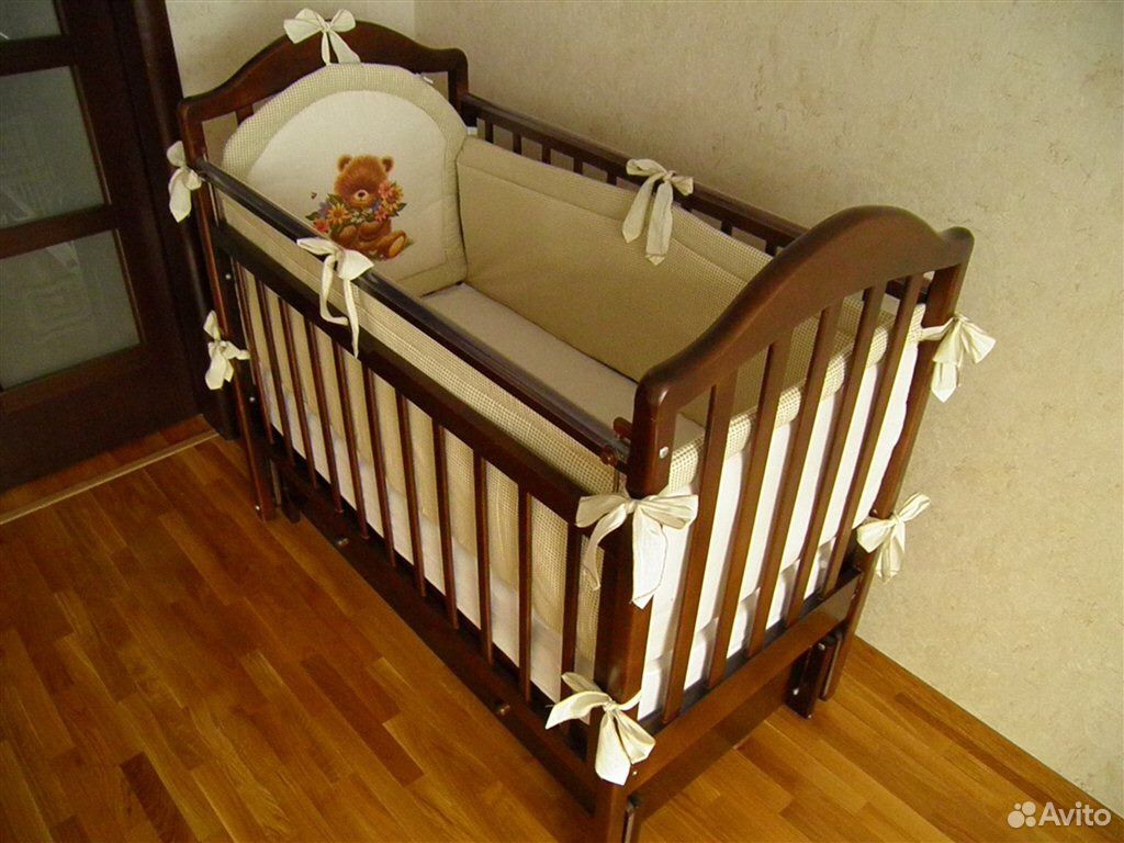Куплю кроватку для новорожденного б. Детская кроватка для новорожденных. Кроватка для новорожденного обычная деревянная. Кровать для новорожденных деревянная. Детская кроватка коричневая.