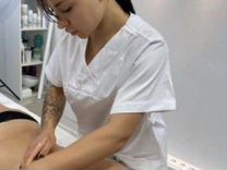 Азиатка на сеансе массажа делает депиляцию волос на яйцах клиента онлайн