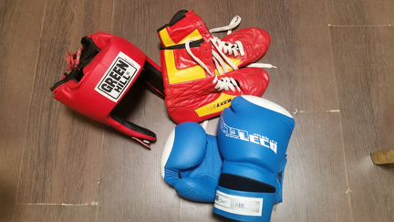 Боксерские перчатки,шлем и боксерки