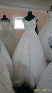 Платье свадебное со шлейфом,торг