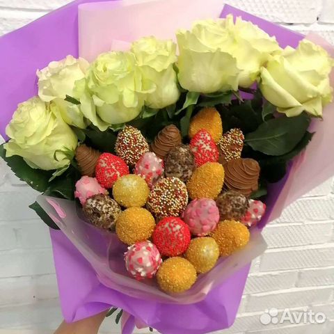 Белые розы и ароматная клубника в шоколаде