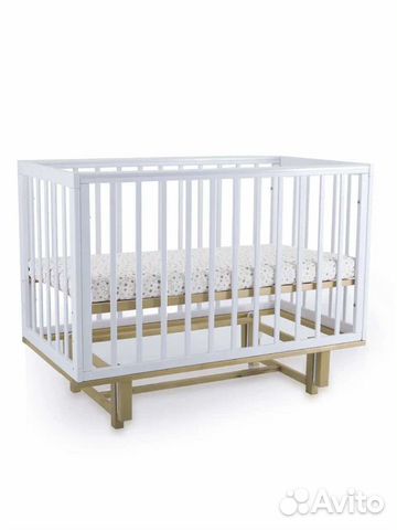 Детская кроватка с маятником