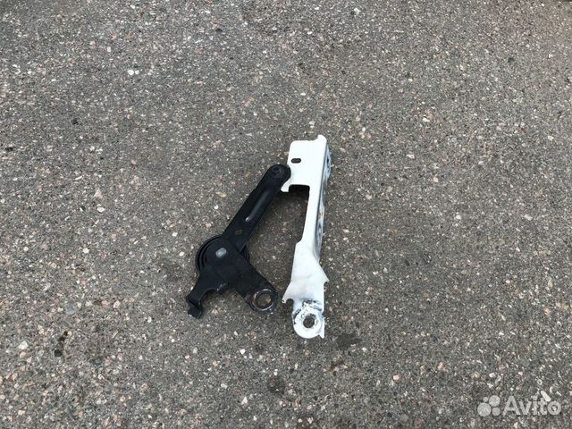 Петля капота левая Cadillac Escalade III 06-14