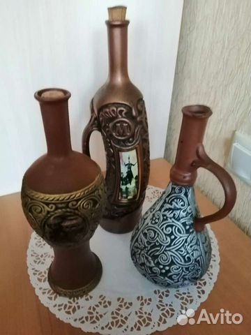 Глиняные и стеклянные бутылки и кувшины