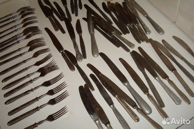 На стол положили ложки вилки и ножи всего 37 приборов при этом вилок