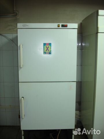 Комбинированный холодильный шкаф с морозилкой