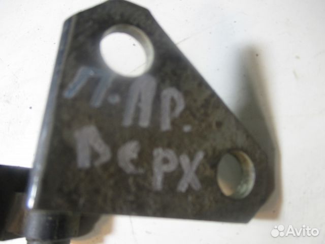 Петля двери передней правой верхняя Volkswagen Pas