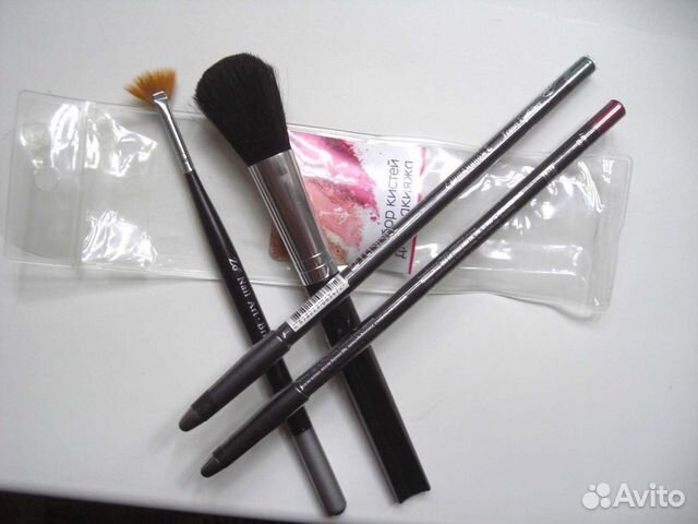 Набор кистей для макияжа и карандаши