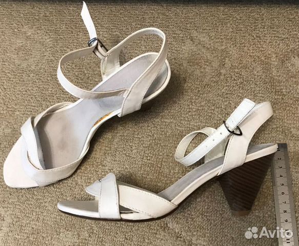 Босоножки белые, р.39 Босоножки белые, р.39