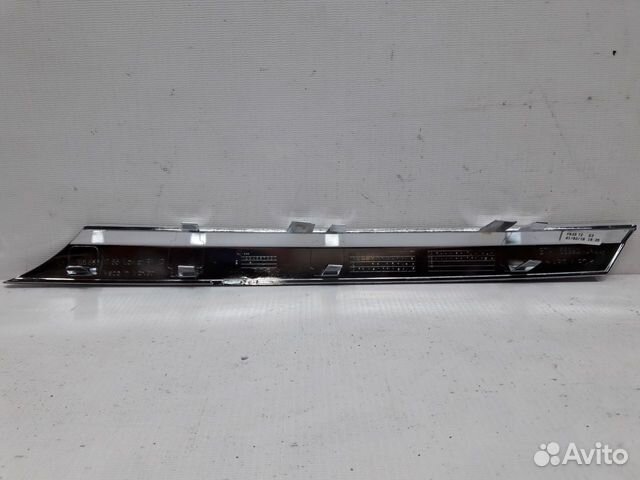 Молдинг решетки радиатора правый нижний Mercedes