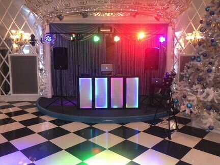 Диджей/звукорежиссёр с оборудованием