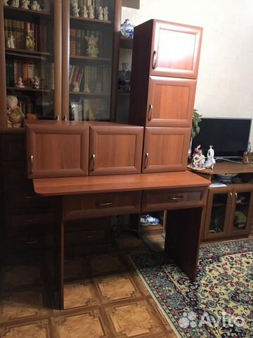 Рабочий стол с полкам