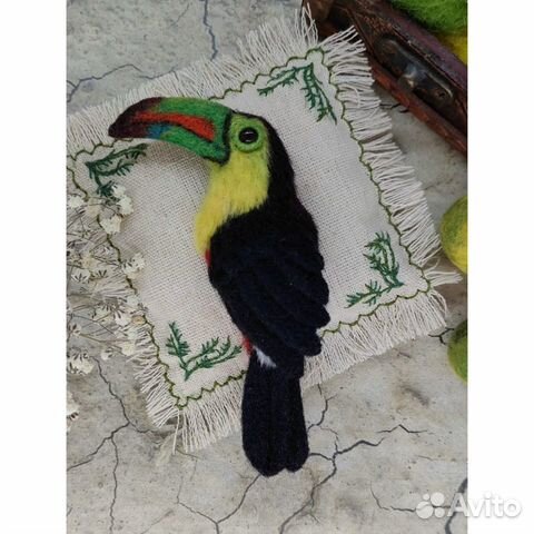Брошь тукан из шерсти