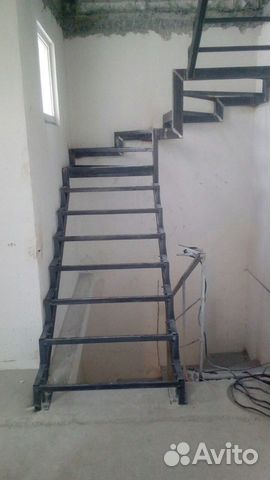 Лестница на второй этаж на металлокаркасе
