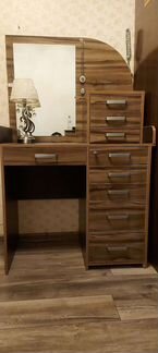 Туалетный столик с зеркалом