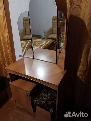 Тумбочка с зеркалом