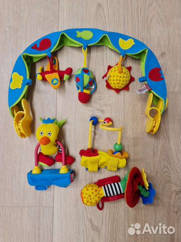 Развивающие игрушки на коляску tiny love