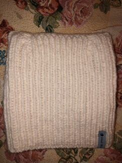 Вязаная белая шапочка