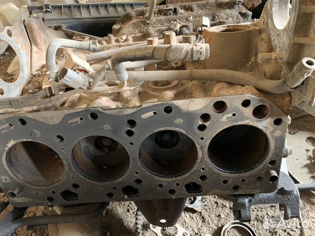 Блок двигателя Toyota Avensis