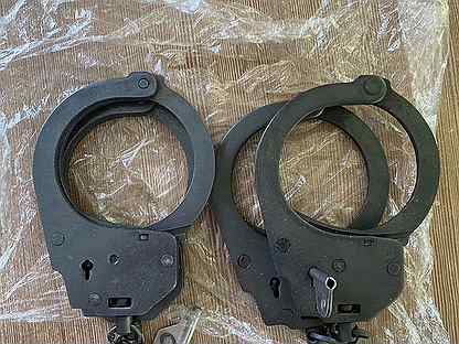 Эротический стиль со скованными наручниками женщинами