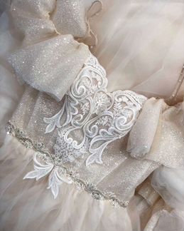 Свадебное платье с рукавами-крылышками