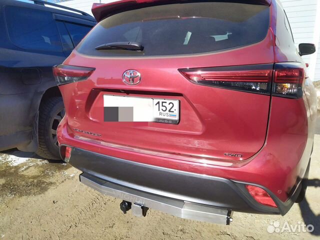 Фаркоп на Toyota Highlander 2021- с накладкой