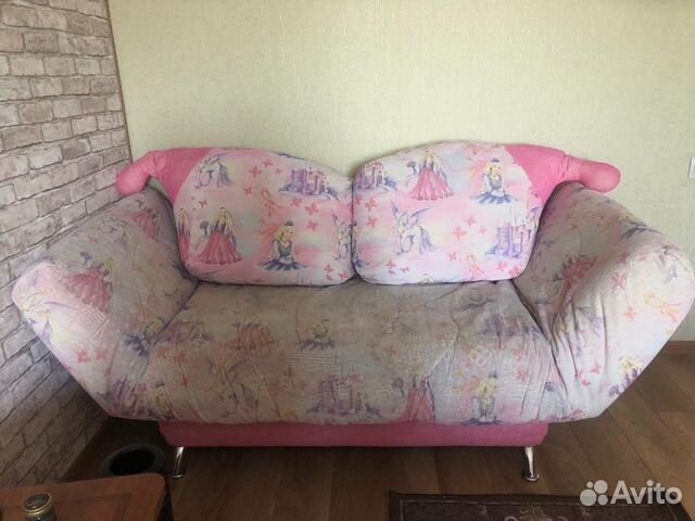 Диван с принтом Барби