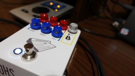 JHS Colour Box педаль preamp