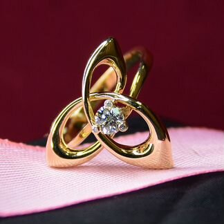 Золотое кольцо с бриллиантом