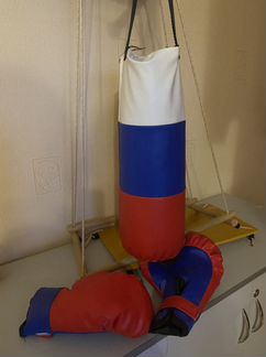 Боксерская груша и перчатки