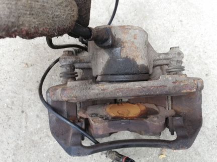 Суппорт передний правый Mercedes W203