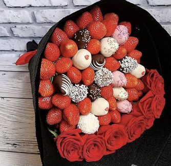 Букет из роз и клубники в шоколаде