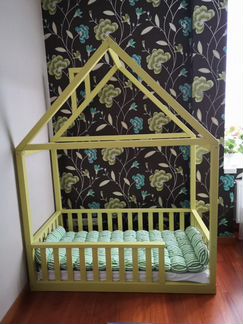 Монтессори напольная кровать домик