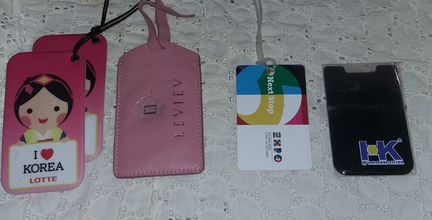 Брелоки, бирки на багаж много