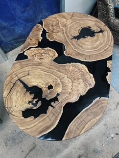 Стол из массива дерева и эпоксидной смолы