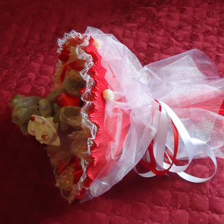 Букет с конфетами рафаэлло и мишкой Тедди