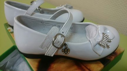 Белые туфли для девочек праздничные 26-27 новые