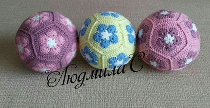 Вязаный тактильный мячик - ручная работа