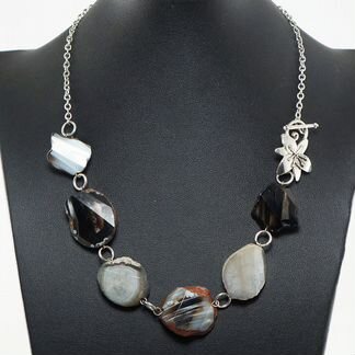 Колье Цветок магнолии (черно-белый агат)