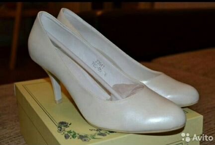 Белые кожаные туфли