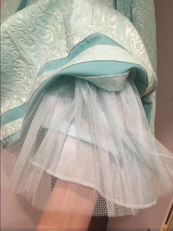 Красивое платье бирюзового цвета с подъюбником