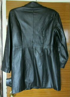 Длинная кожаная куртка на пуговицах