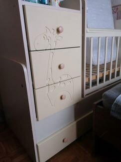 Детская кроватка с маятником и комодом