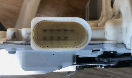 Замок двери задний левый VW Touareg NF