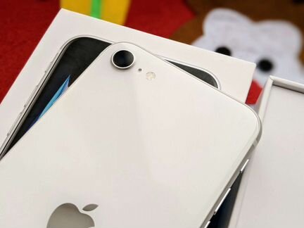 iPhone SE 2020 в белом цвете, идеал