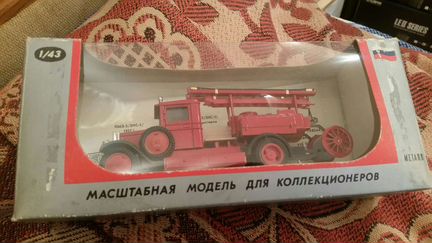 Три модели историчечких автомобилей в масштабе 1:4