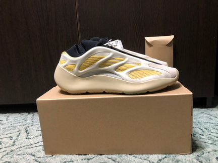 Adidas yeezy boost 700 v3 safflower 10,5US