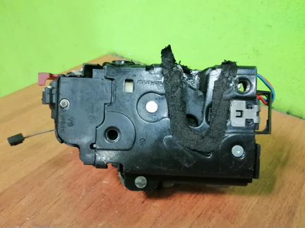 Замок двери задний левый Шкода Фабия 1 2 Fabia 1 2
