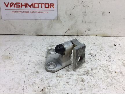 Петля двери задняя левая Volkswagen Passat B7