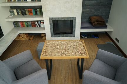 Стол из массива дуба с винным пробками